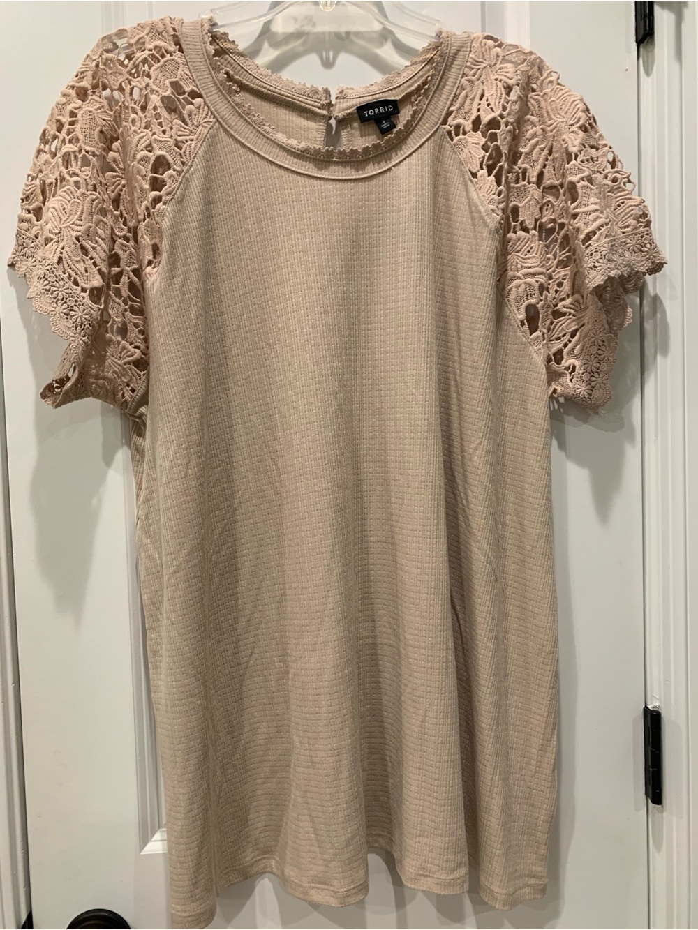 Torrid Textured Jersey Crew Neck Crochet Ragland Top Plus Size 3X 22-24 Mushroom
